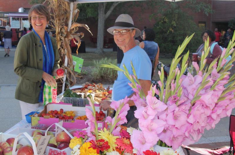 十大彩票平台 community members buying vegetables and fruit